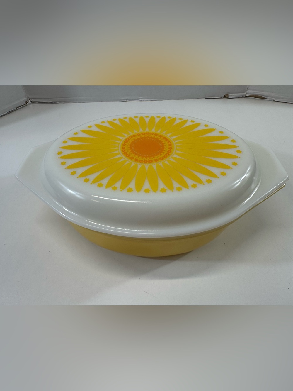 Pyrex Yellow daisy sunflower Covered Casserole Dish vintage 1.5 qt 1970s